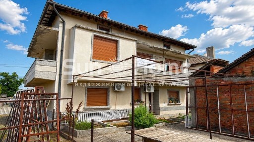 Просторна обзаведена къща в кв. Гарата с двор и гараж - 260 кв. м, гото