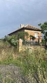 Просторна къща с голям двор в живописното село Изворово, област Хасков
