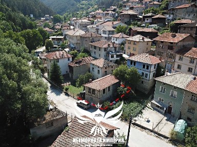 Продавам двуетажна къща 120РЗП с 152кв. двор в село Малево