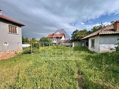 Самостоятелна къща 176кв. м, парцел 900кв. м, в центъра на село Червен