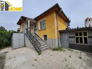 Две къщи с гараж и стопанска постройка