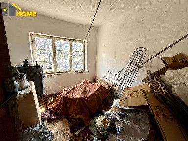 Къща с голям двор и две стопански постройки