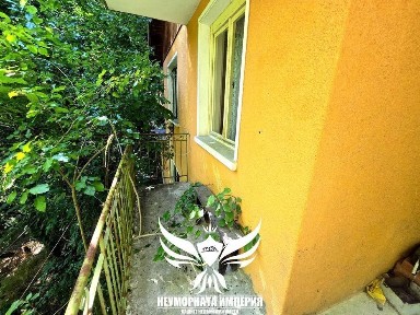 Продавам двуетажна вила/къща 99РЗП с 965кв. м. двор в село Югово общ. Лъки