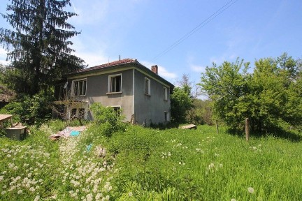 Двуетажна къща с парцел в с. Враниловци, общ. Габрово