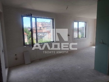 Продава се чисто нов тристаен ап. в Банишора!