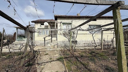 Масивна едноетажна къща в село Видно