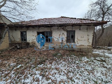 Парцел със стара къща в близост до град Трявна
