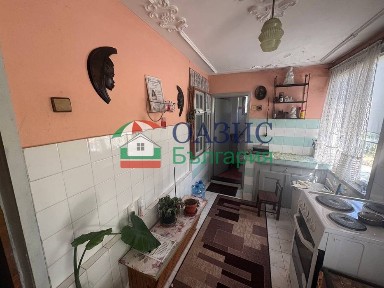 Двуетажна къща в с. Гълъбец на парцел 730 кв м, Общ. Поморие, обл. Бургас