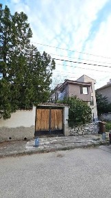 Триетажна къща с двор и АКТ 16 Белащица