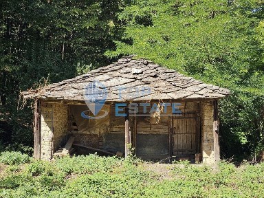 Парцел с каменна постройка до гора и поточе в квартал Златари, град Г