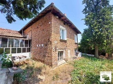 150029 Двуетажна къща за продажба, с равен двор и каладенец, в с. Овча Могила