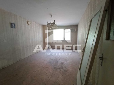 Продава се партерен тристаен ап. в Мед. Академия!