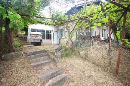 Едноетажна, масивна къща с парцел в кв. Смирненски, гр. Габрово