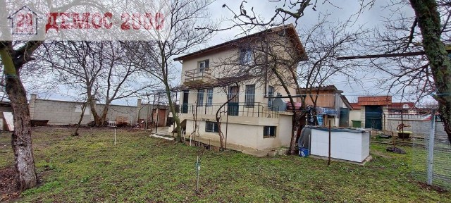 Самостоятелна къща с двор в с. Бенковски