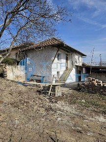 Реновирана къща с голям двор и гараж в село Самоводене