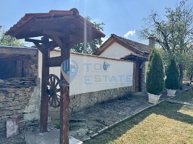 Две къщи в голямо дворно място в село Туркинча, област Габрово