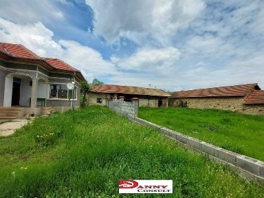 Едноетажна къща с двор и кладенец в с. Куцина, обл. Велико Търново