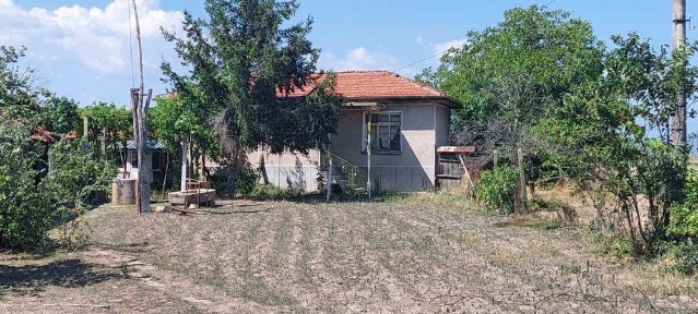 Продава се: Едноетажна къща със ЗП 57 кв. м, с двор 803 кв. м, в село Ръжево Конаре
