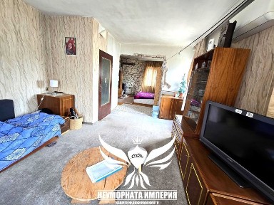 Продавам обзаведен тристаен с площ от 120 кв. м. с 1/2 двор в град Смолян квартал Каптажа