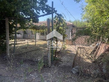 ЕКСКЛУЗИВНО! Едноетажна къща за ремонт в централната част на село Крумо