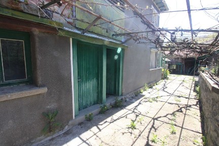 Къща с парцел в с. Здравковец, общ. Габрово