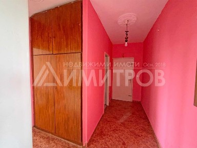 Продава двустаен апартамент в гр. Нови пазар. Саниран блок. Среден етаж. Вътрешен.
