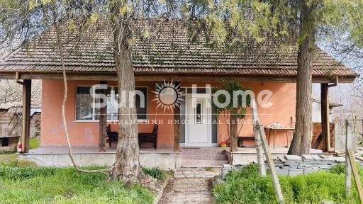 Продава се обзаведена къща с 4 стаи и двор в с. Оризово, област Стара