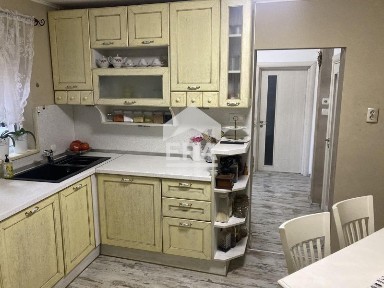 Ексклузивна триетажна обзаведена къща за продажба, район 