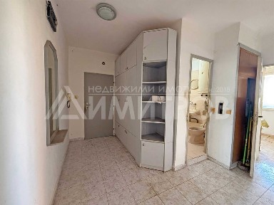 Продава двустаен апартамент в саниран блок в гр. Нови пазар в близост до центъра на града.
