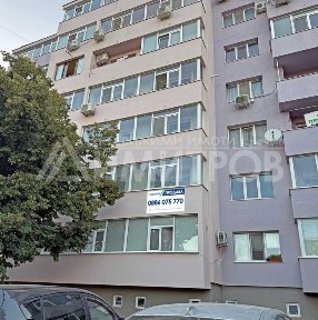 Продава гарсониера 40 м2. в гр. Нови пазар, Бялата чешма. САНИРАН жилищен блок. Нисък етаж.
