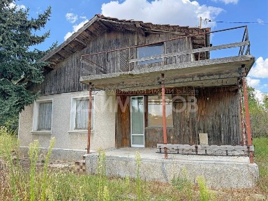 Продава вила на два етажа с дворно място 1300 кв. м. в с. Мировци, общ. Нови пазар, обл. Шумен.