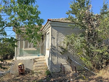 Продава тухлена къща с двор и кладенец в с. Сечище, общ. Нови пазар.