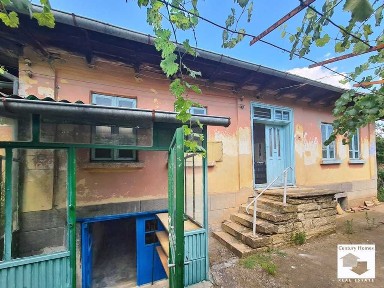 140348 Просторна къща с голям двор, стопански постройки и кладенец в с. Дъскот, на 35 км. от Велико Търново