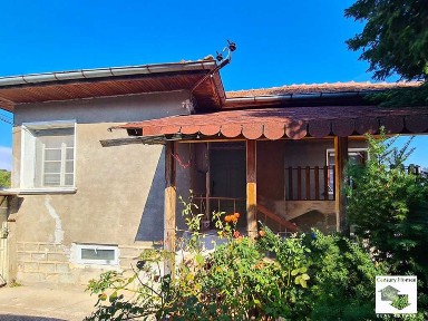 135229 Двуетажна къща с гараж, равен двор, барбекю и стопански постройки в село Драгижево
