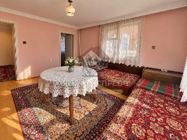 Етаж от къща, с гараж, дворно място и две изби