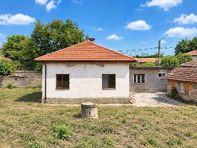 116287 Едноетажна къща с равен двор, кладенец и стопански постройки в с. Ресен