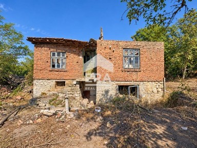 Инвестиционен имот с масивна къща и панорама в село Аврен, обл. Варна