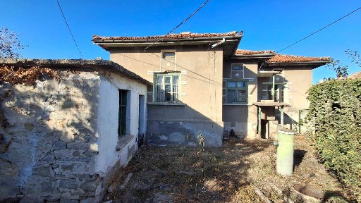 Продава се: Къща със застроена площ 50 кв. м и двор 610 кв. м в с. Войнягово