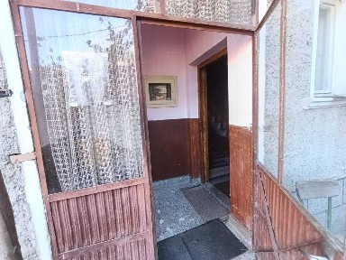Двуетажна къща с гараж