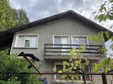 Масивна къща в близо до Габрово село продава