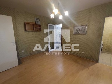 Продава се двустаен ап. в Западен Парк!