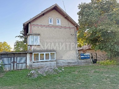 Продава триетажна вила с двор от 2,4 дка и гараж в с. Зайчино ореше, обл. Шумен