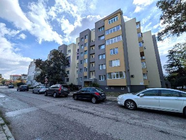 Тристаен апартамент 74 кв. м в саниран блок - широк център