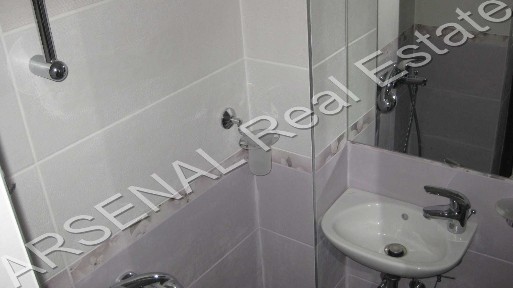 Отдаваме под наем етаж от къща в Центъра