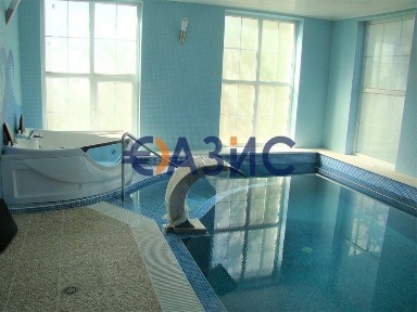 Луксозна вила с десет спални с асансьор, басейн и парцел от един