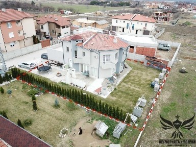 Продавам къща с РЗП 430кв. с двор 835кв. в гр. Пловдив, кв. Беломорски