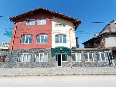 Велинград, голяма къща с търговско помещение в център