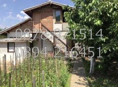 Двуетажна тухлена къща 80м2 с двор 430м2 в с. Червен - код 17355