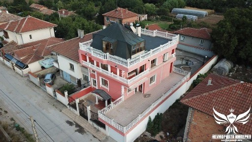 Триетажна къща 448РЗП с 410кв. м. двор в село Чешнегирово, общ. Садово